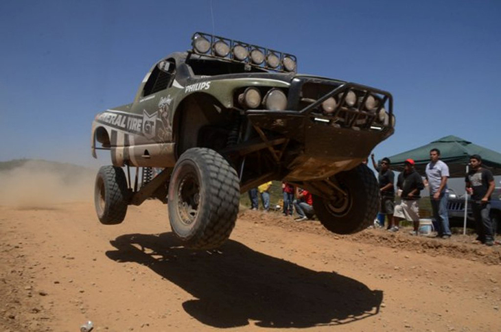 こうご氏のいう“バハ”とは、メキシコのバハカリフォルニア州で行われるオフロードレース「バハ1000」のこと。ステージの区切られたダカールラリーとは異なり、純粋に1000マイル（約1600km）の走行タイムを競う荒野のスプリントレースである。（写真＝FCA）