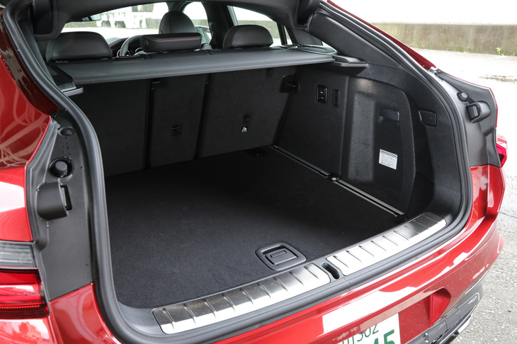 通常使用時の荷室容量は525リッター。後席を前方に倒すことで、積載容量を1430リッターにまで拡大できる。