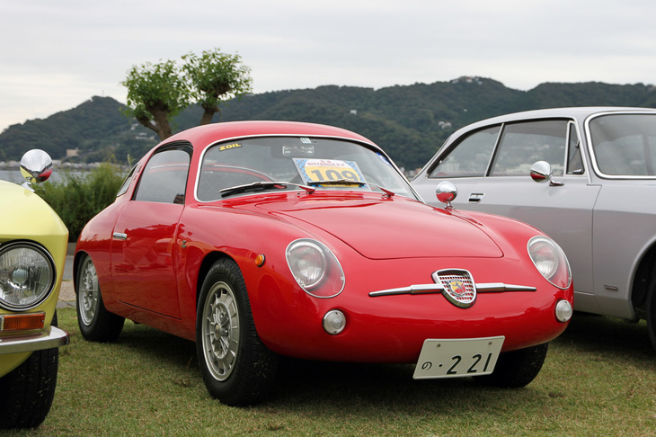 まるで新車のように美しく仕上げられた1959年「フィアット・アバルト750レコルトモンツァ」。エンジンをスープアップした「フィアット600」のシャシーにザガート製のアルミボディーを載せている。