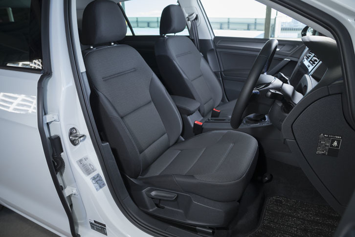 シートカラーは「e-ゴルフ」専用となる「チタンブラック」。運転席と助手席にはシートヒーターが標準で備わる。
