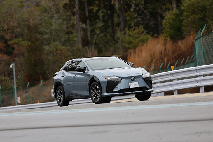 71.4kWhの駆動用リチウムイオンバッテリーの容量はツインモーターの「RZ450e」と変わらない。WLTCモードの一充電走行距離は450eより100km以上長い599kmとされている。