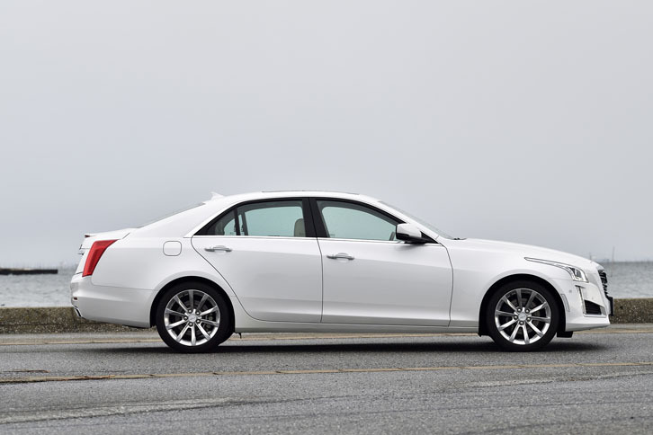 ボディーのスリーサイズは4970×1840×1465mm。もっと引き締まって見えるかもしれないが、実は全長5m級の堂々たるセダンである。