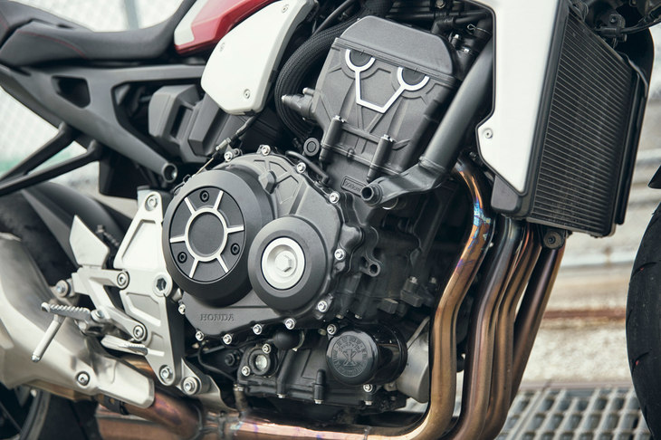 998ccの水冷4気筒DOHCエンジン。「CB1000R」への採用に合わせ、燃焼室形状や鍛造ピストンの頭部形状、インレットポートの大きさ、バルブのタイミングやリフト量など各部に改良が施されており、力強い低中速トルクとレスポンスのよさを実現している。