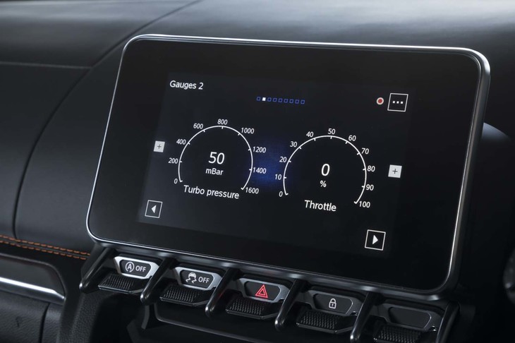 インパネ中央には7インチスクリーンが備わる。カーナビは用意されないものの、ターボのブースト圧やアクセル開度（写真）など、さまざまなパラメーターを表示できる。