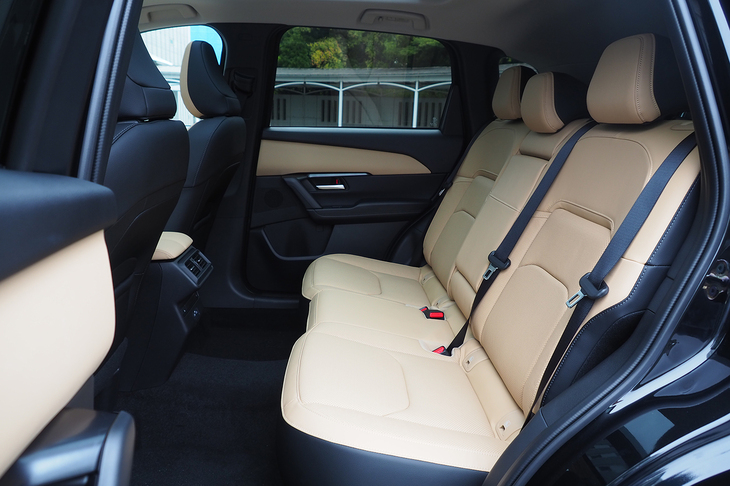 ホイールベースが延びたおかげで、新型のリアシートは現行モデルよりも広くなった。車格的には上になる「CX-60」よりも広い。