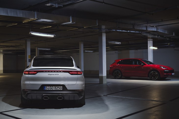 新型「ポルシェ・カイエンGTS」（奥）と「カイエンGTSクーペ」（手前）。