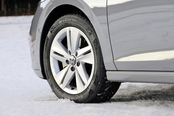 ネクセンのオールシーズンタイヤ「エヌブルー4シーズン」。欧州では“オールウエザー”と呼ばれる、乗用車用サマータイヤから発展した全天候型タイヤで、サマー性能とウインター性能のバランスのよさが特徴だ。