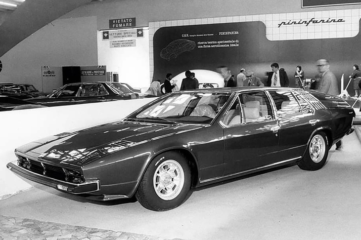 1978年にカロッツェリア・フルアがトリノショーで発表した「ファエーナ」。4座モデル「エスパーダ」をベースとした4ドアファストバックのコンセプトカーだ。ランボルギーニ自身も後の2008年に、4ドアのコンセプトモデル「エストーケ」を発表している。