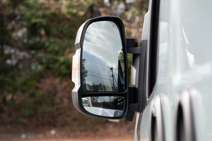 2段重ねのドアミラーは福耳感がすごい。