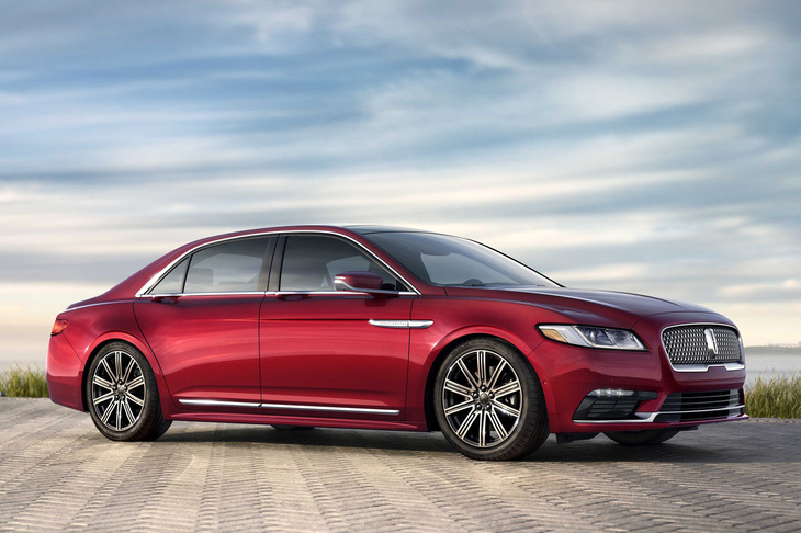 フォード系のフラッグシップセダンである「リンカーン・コンチネンタル」。「フォード・トーラス」よりホイールベースを5インチ（127mm）延長したシャシーに、全長×全幅×全高＝5116×1984×1486mmのボディーを架装。トップグレードのエンジンは3リッターV6ツインターボ。