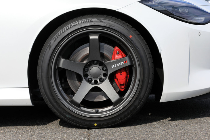 軽量・高剛性・高強度の鍛造1ピースホイール「LM GT4」。「GT-R」などでもおなじみの人気商品で、クラシックで力強い5スポークのデザインも魅力だ。