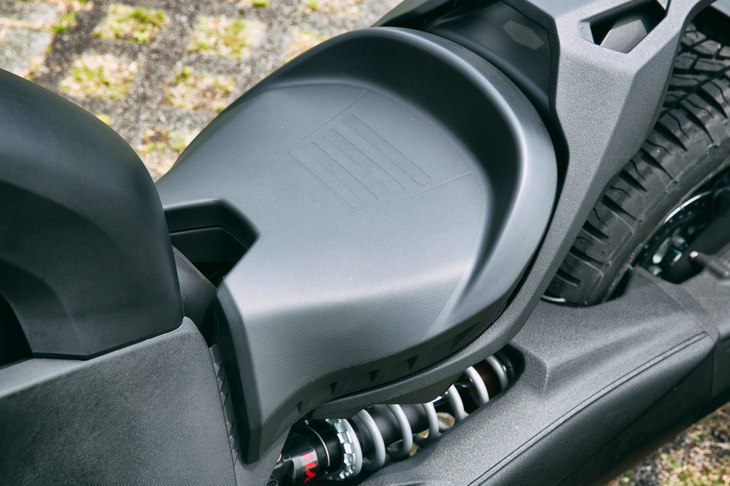 どのグレードを選んでもシートは1人乗り。シート高は597～615mmとなっている。