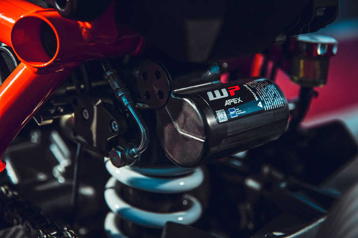 リアには新開発のDCC付きセミアクティブバルブを備えたWP製モノショックを採用。ストローク量や加減速の緻密な計測により、より正確なバルブの作動を可能にしている。