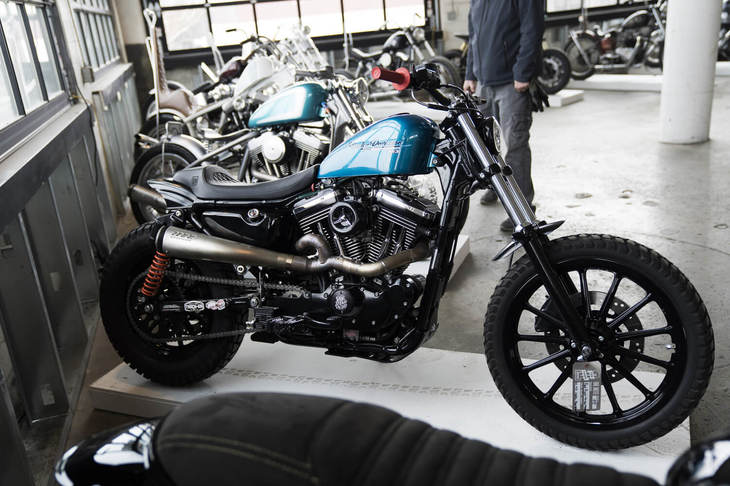 「ハーレーダビッドソン・スポーツスター1200」を使ったフラットトラッカースタイルのカスタム。フラットトラックシーンでスポーツスターは人気が高い。