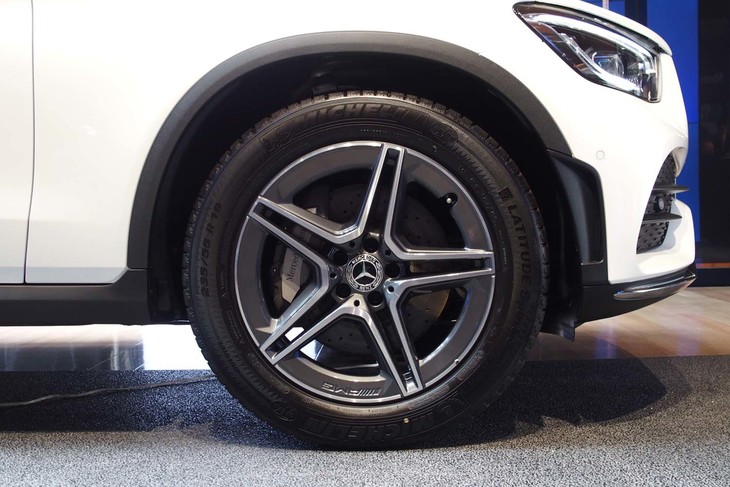 「GLC220d 4MATIC」および「GLC220d 4MATICクーペ」では、オプションの「AMGライン」を選択すると写真の「19インチAMG5本スポークアルミホイール」が装着される。