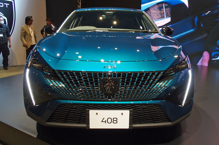 「408」のフロントフェイス。「GT」グレードでは、フレームレスグリルにボディー同色のグリッドが採用される。