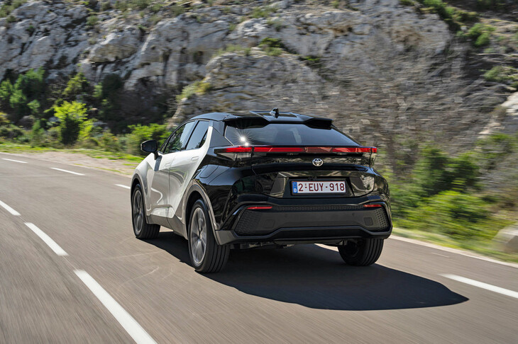 「トヨタC-HRプラグインハイブリッド」（欧州仕様）は黒いテールの最新例である。