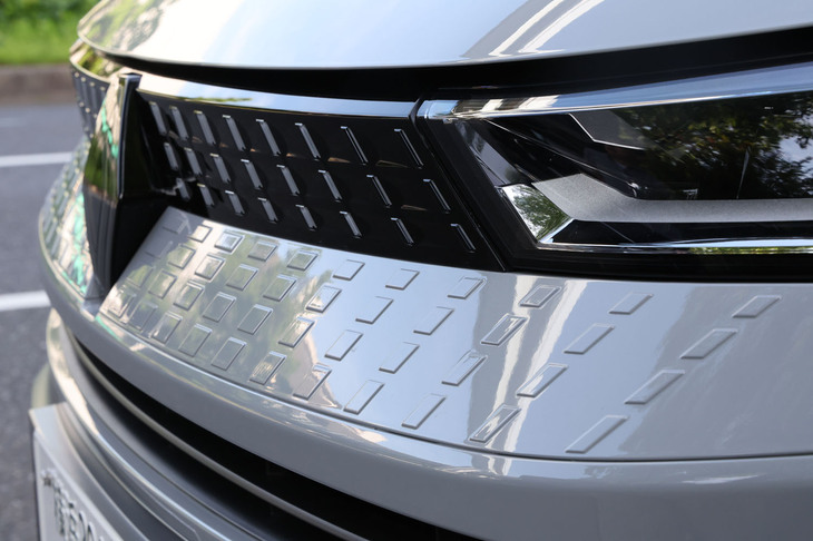 凹凸のあるブロック模様をちりばめたフロントバンパーとグリル、そして新デザインのロザンジュがルノーの最新世代を表現。ブラックのグリルはポリカーボネート製で、透明の小窓を通してボディーカラーが見えるようになっている。