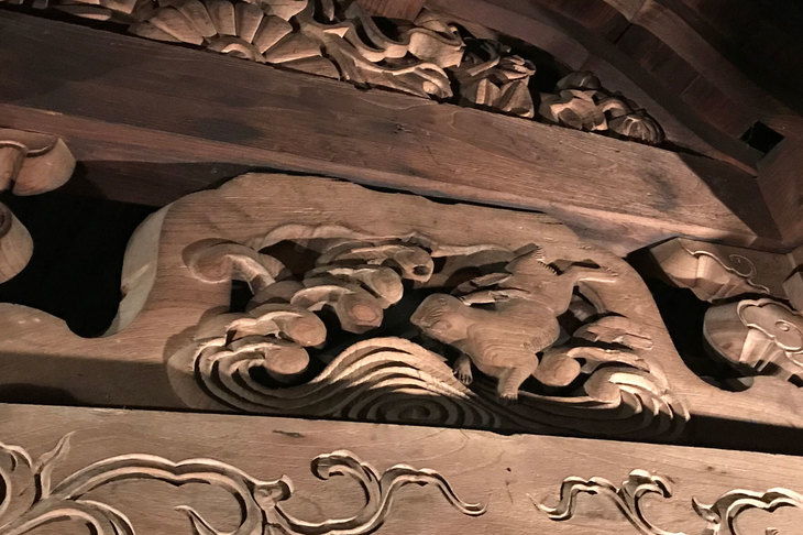 青龍寺内に奉納される「波ウサギ」の彫刻は江戸時代の作。