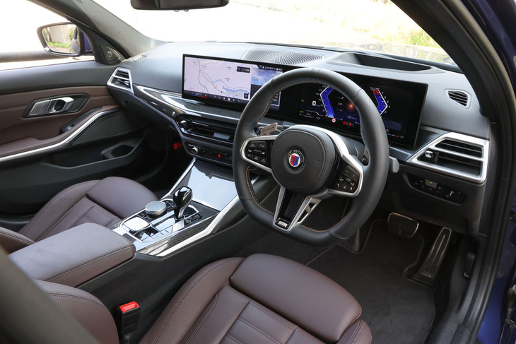 「ALPINA」の小さなエンブレムが備わるカーボンパネルでスポーティーに演出されたコックピット。「オロ・テクニコ」のカラーは、ステアリングホイールのステッチやアルミニウム製シフトパフドルなどにも用いられている。右ハンドル仕様は30万円のオプションとなる。