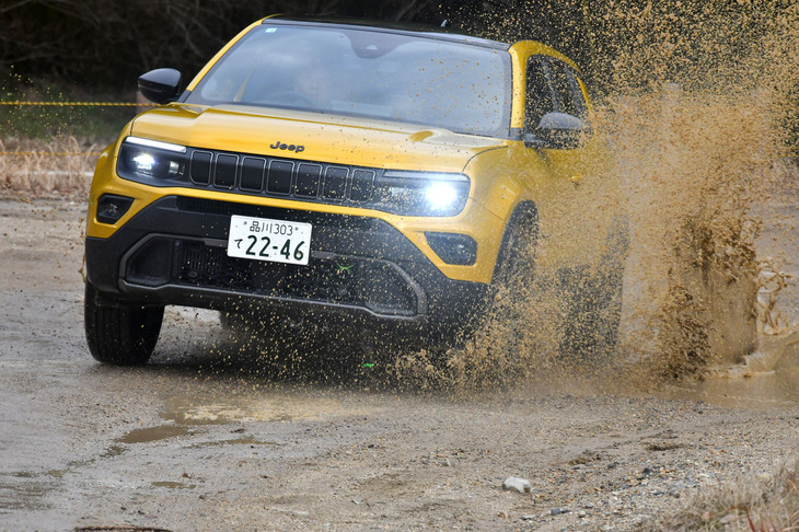 「さなげアドベンチャーフィールド」を走行する「アベンジャー4xeハイブリッド」。専用設計の足まわりはリアモーターの高い駆動力を受け止めるだけでなく、凹凸でもしなやかに動き、悪路でも快適性の向上に寄与していると感じられた。