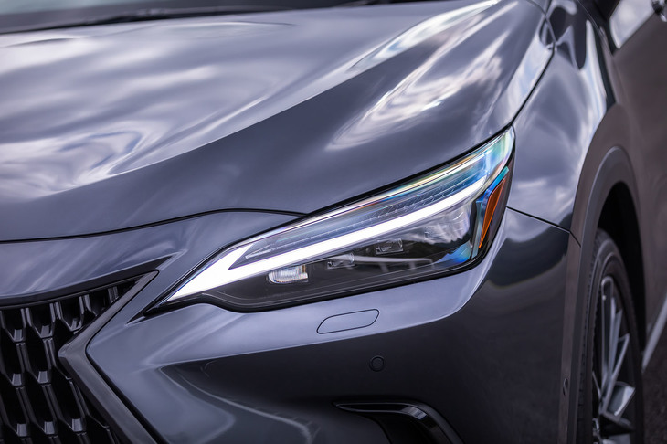 NX450h＋“バージョンL”（ヘッドランプ）