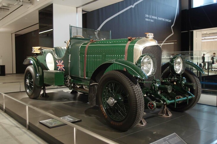 ルマン24時間レースで4連勝した「ベントレー4 1/2」。展示車両は1930年式の一台。