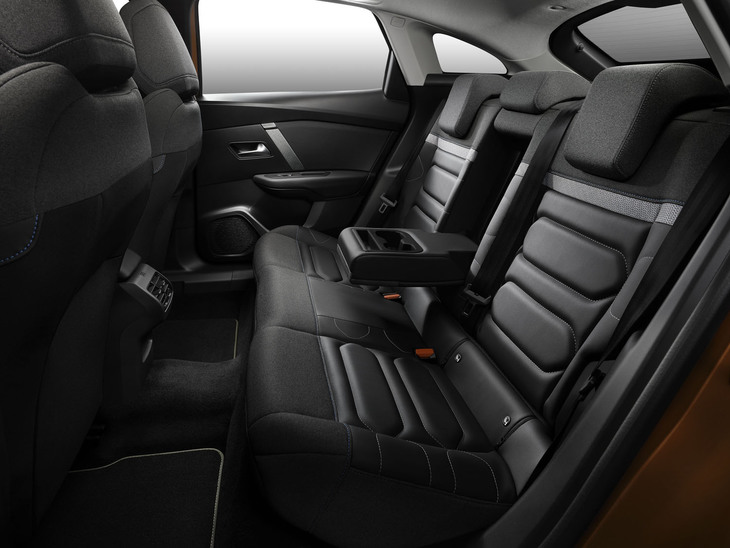 後席は大人2人が移動の喜びを享受できる空間としている。