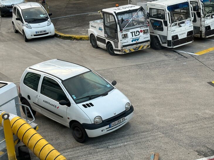 パリの空港で構内用の初代「トゥインゴ」に出迎えられると穏やかな気持ちになるのは、やはりその表情ゆえか。2024年撮影。