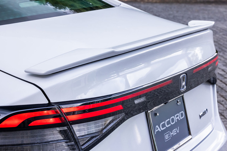 ホンダ・アコード純正アクセサリー装着車両「ツーリングライン」（トランクスポイラー）
