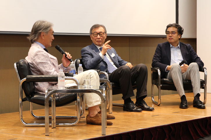 宮川秀之氏（中央）をゲストに迎えたキーノート＆トークセッション。宮川氏は1960年代初頭にイタリアに渡り、60年代後半にジウジアーロと共にイタルデザインを設立。彼がいなかったら、日本、ひいては世界の自動車産業は現在とは違った形になっていたに違いないという重要人物である。トークのお題は「イタルデザイン誕生秘話」。