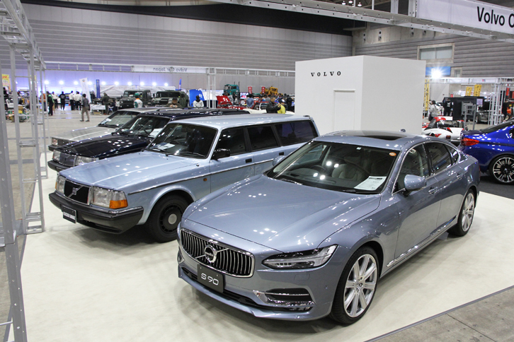 ボルボはレストアやリフレッシュサービスを行うクラシックガレージで仕上げた「240ワゴン」「960エステート」「780」という3台のクラシックと現行「S90」を並べていた。