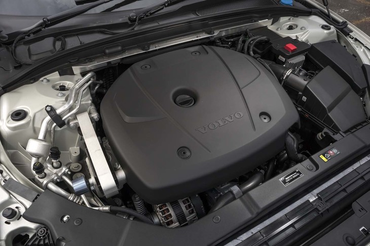 発売時点で設定されるパワープラントは最高出力254ps、最大トルク350Nmの「T5」ユニットのみとなっている。