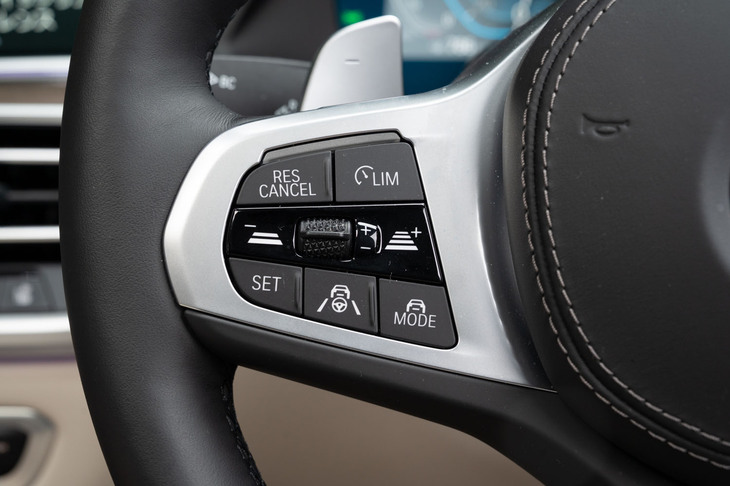 運転支援システムは充実しており、渋滞時のハンズオフ走行機能や、パーキングアシスト機能、後退時ステアリングアシスト機能（リバースアシスト）などが標準装備される。