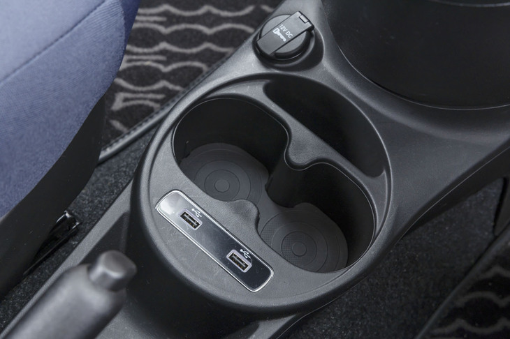 USBポートはシート間に2つ並んで備わっている。