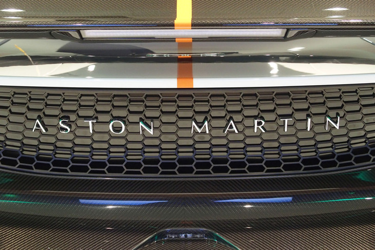 アストンマーティン・ヴァルハラ（リアのエンブレム）