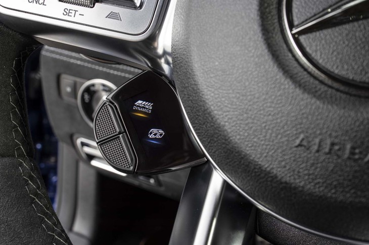 ステアリングホイールのセンター下方に備わる「AMGドライブコントロールスイッチ」。液晶の画面が備わっており、どの項目を切り替えるか、ボタンの割り当てが可能。