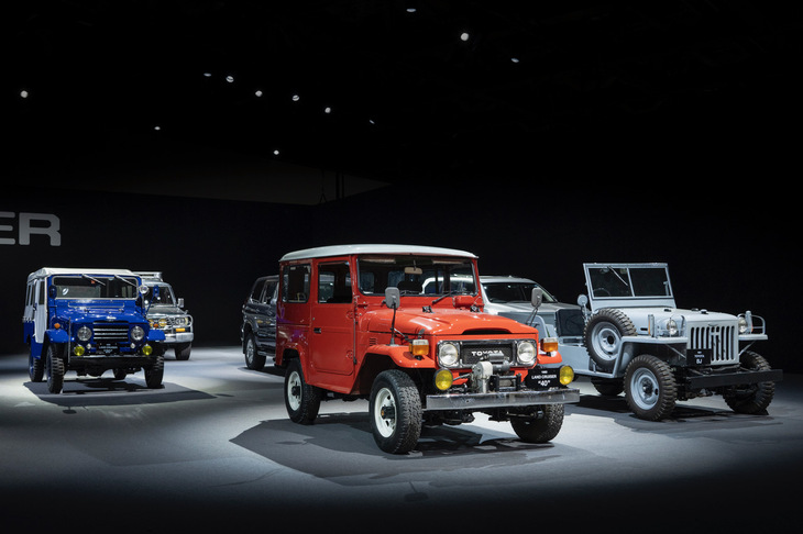 ステージ上にずらりと並んだ歴代「ランドクルーザー」。「トヨタ・ジープBJ型」以来、72年もの歴史を誇る。