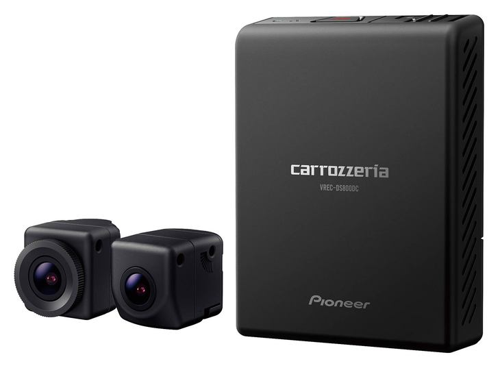 同時発売のVREC-DS800DCはサイバーナビと接続して便利に使える高性能な2カメラタイプのドライブレコーダー。ナビのディスプレイ上で前と後ろの録画画像を同時に確認することができる。サイバーナビだけでなく、多くのカロッツェリア・ナビにも対応している。