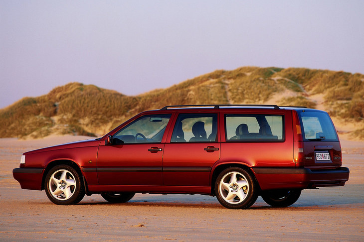 1990年代に活躍した「ボルボ850エステート」。かつてのボルボは空間効率などを重視したスクエアなスタイリングをしていた。
