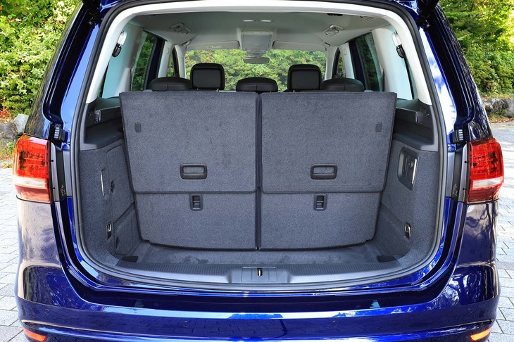 3列目シートを使用した際（写真）の荷室容量は約300リッター。3列目シートを折りたたむと、荷室容量は711リッターまで拡大できる。