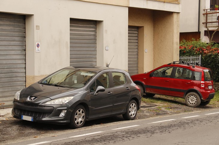 イタリア・トスカーナのある地方都市で2019年11月1日撮影。フィアットとプジョーは、ここでは極めてポピュラーなクルマだ。