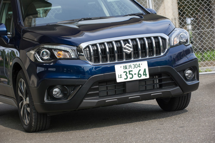 2017年7月の改良で一新されたフロントまわり。グリルやバンパーだけでなく、ヘッドランプやボンネットの意匠も変更された。