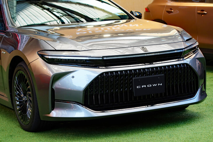 「クラウン セダン」のフロントマスク。顔に厚みを持たせ、フロントグリルを左右のヘッドランプで挟むというのが高級車ではお約束の手法だが、それとはかけ離れたデザインとなっている。