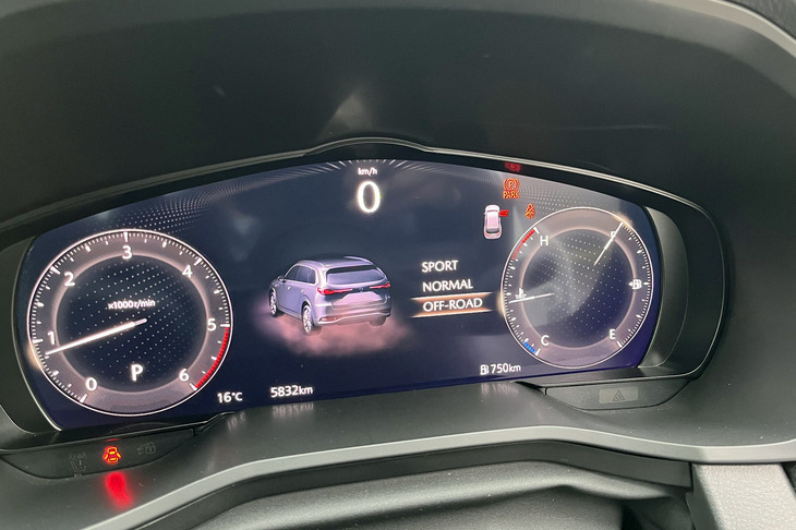 「CX-80」のドライブモードセレクター「Mi-Drive」では、「SPORT」「NORMAL」「OFF-ROAD」の3種類から走行プログラムが選択できるようになっている。「XD」と「XD Sパッケージ」以外のモデルには12.3インチのフル液晶メーターが標準装備とされる。