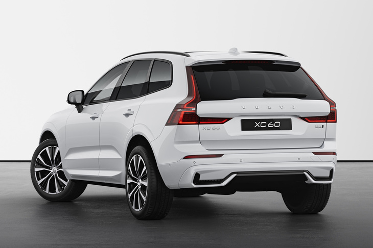 サイドウィンドウトリムやリアバンパーにもグロッシーブラックのアクセントが入る。