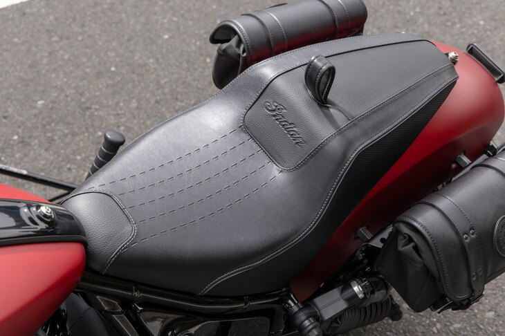 シート高は686mmと他の「チーフ」のモデルより若干高くなっているが、依然として足つき性は良好だ。試乗車にはアクセサリーのタンデムシート「チーフ シンジケートシート」が装備されていた。