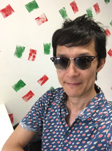 イタリア在住20年でも、いまなおイタリアのだて男になりきれない筆者の近影。