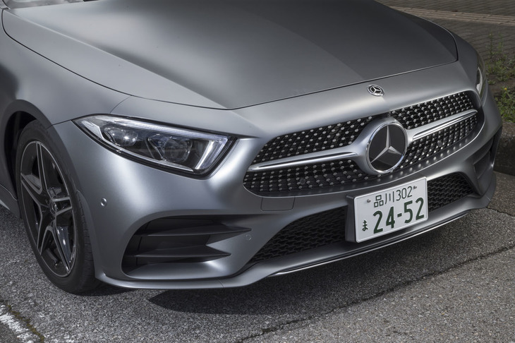 新世代のメルセデスデザインをまとった先兵としてデビューした「CLSクーペ」。新たなフロントマスクの造形は、続いてデビューした新型の「Aクラス」や「Bクラス」にも採り入れられている。