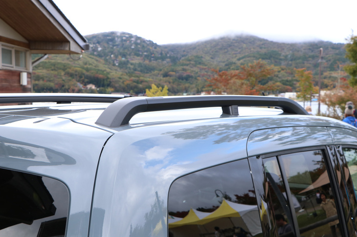 限定車「ヴァリエテ」の特別装備となる「マルチルーフバー」。レールの一部を90°回転させることでクロスバー仕様にもなり、アタッチメントとの組み合わせで多彩な使い方が可能となる優れものだ。
